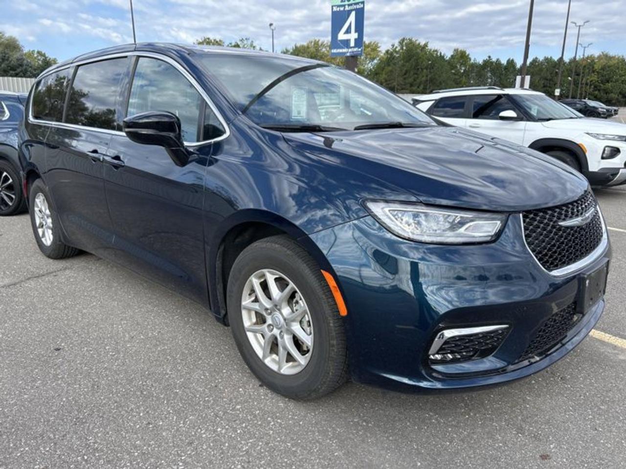 2025 Chrysler Pacifica Select FWD | No Accidents | Leather Seats | Heated Steering Photo3