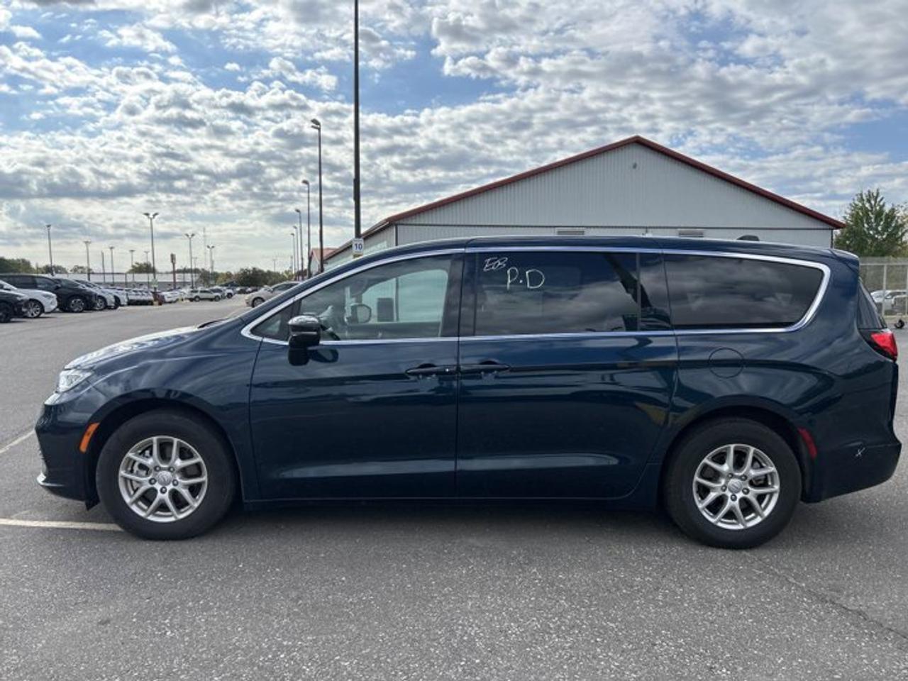 2025 Chrysler Pacifica Select FWD | No Accidents | Leather Seats | Heated Steering Photo