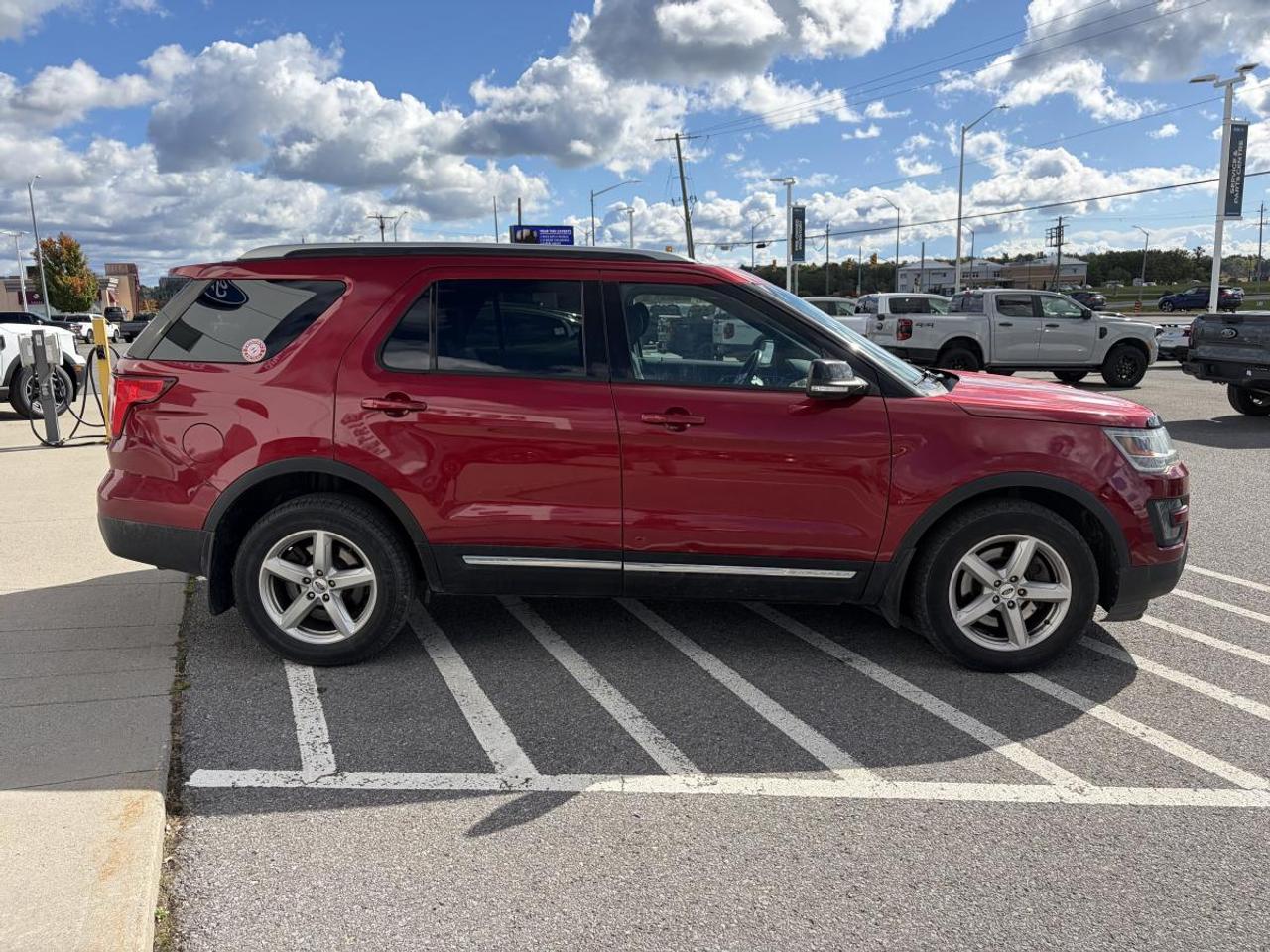 2016 Ford Explorer XLT Photo3