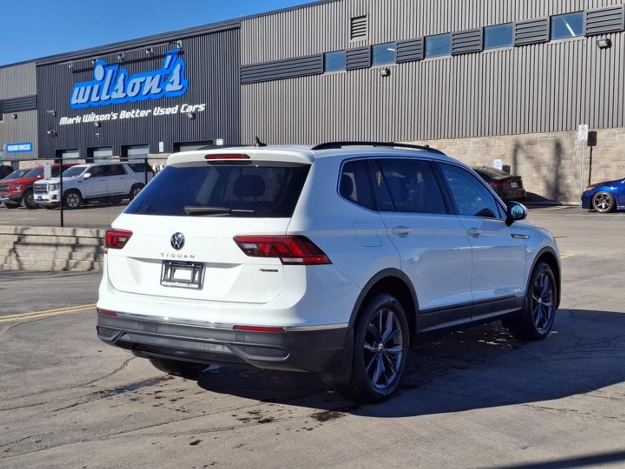 2023 Volkswagen Tiguan Comfortline AWD | 3rd Row Seats | Leather | Sunroof | Adaptive Cruise | CarPlay + Android and More ! Photo4