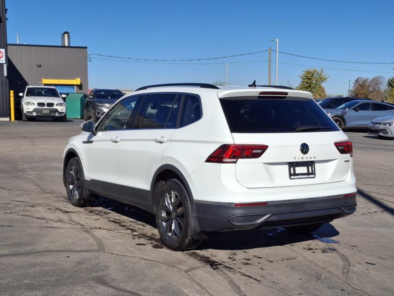 2023 Volkswagen Tiguan Comfortline AWD | 3rd Row Seats | Leather | Sunroof | Adaptive Cruise | CarPlay + Android and More ! Photo