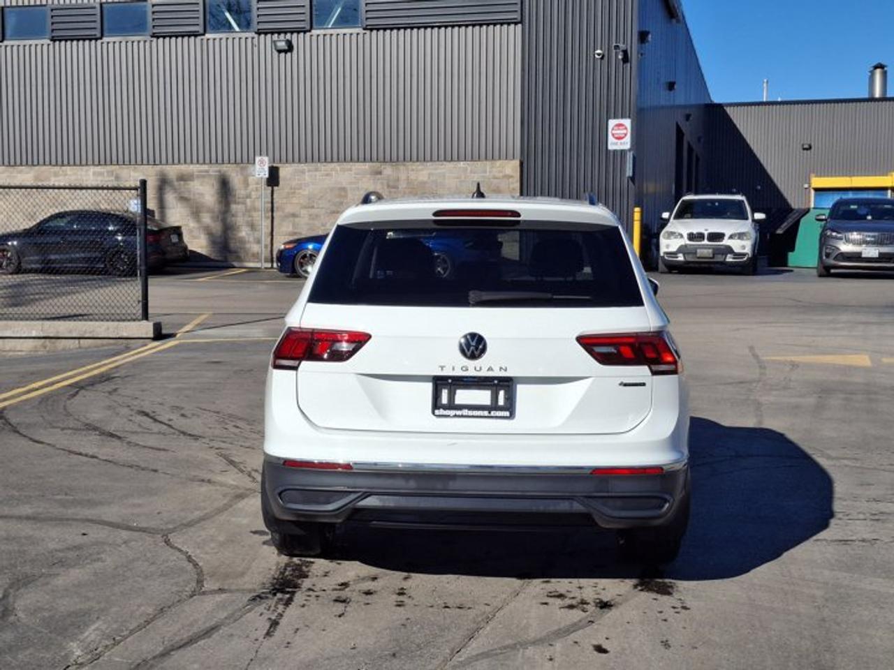2023 Volkswagen Tiguan Comfortline AWD | 3rd Row Seats | Leather | Sunroof | Adaptive Cruise | CarPlay + Android and More ! Photo3