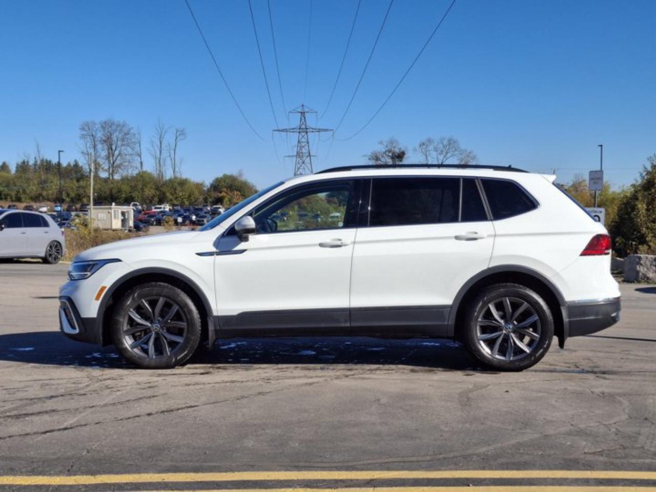 2023 Volkswagen Tiguan Comfortline AWD | 3rd Row Seats | Leather | Sunroof | Adaptive Cruise | CarPlay + Android and More ! Photo5