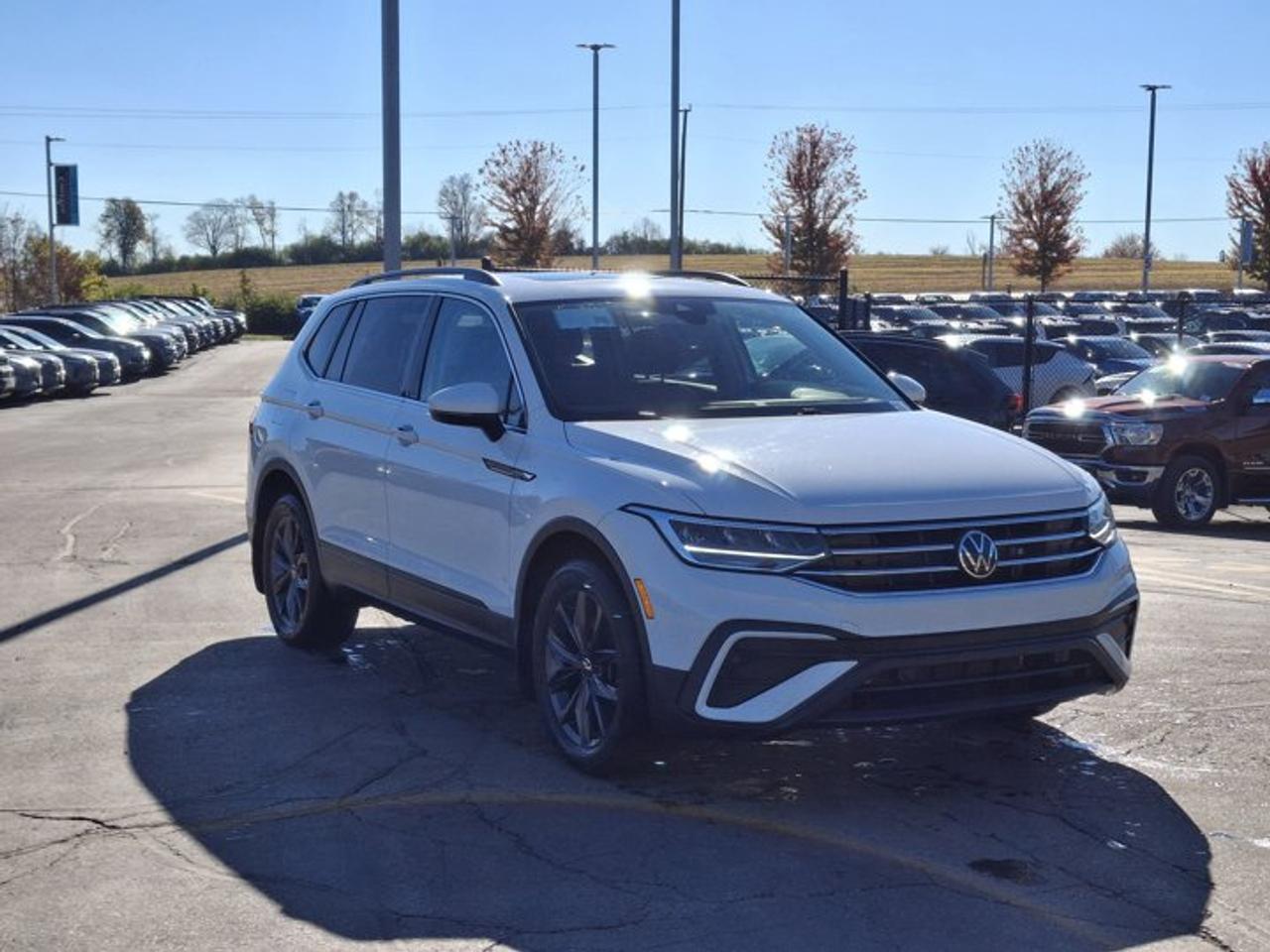 2023 Volkswagen Tiguan Comfortline AWD | 3rd Row Seats | Leather | Sunroof | Adaptive Cruise | CarPlay + Android and More ! Photo