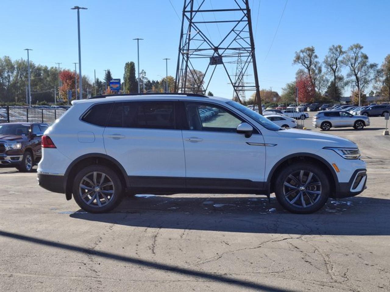 2023 Volkswagen Tiguan Comfortline AWD | 3rd Row Seats | Leather | Sunroof | Adaptive Cruise | CarPlay + Android and More ! Photo