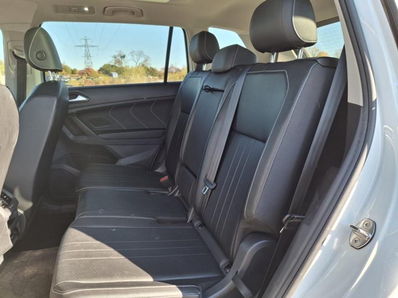 2023 Volkswagen Tiguan Comfortline AWD | 3rd Row Seats | Leather | Sunroof | Adaptive Cruise | CarPlay + Android and More ! Photo