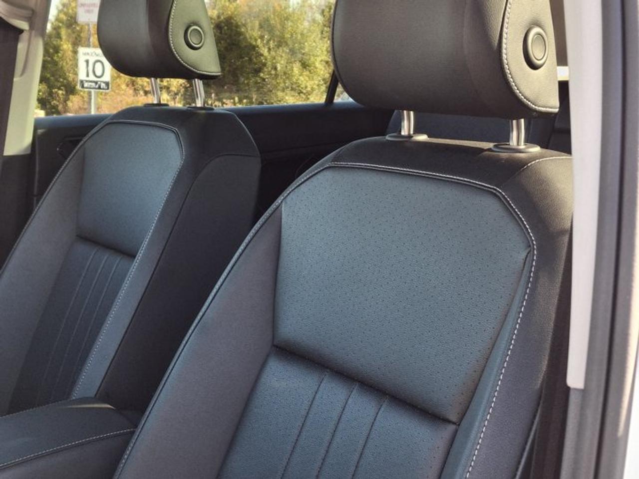 2023 Volkswagen Tiguan Comfortline AWD | 3rd Row Seats | Leather | Sunroof | Adaptive Cruise | CarPlay + Android and More ! Photo