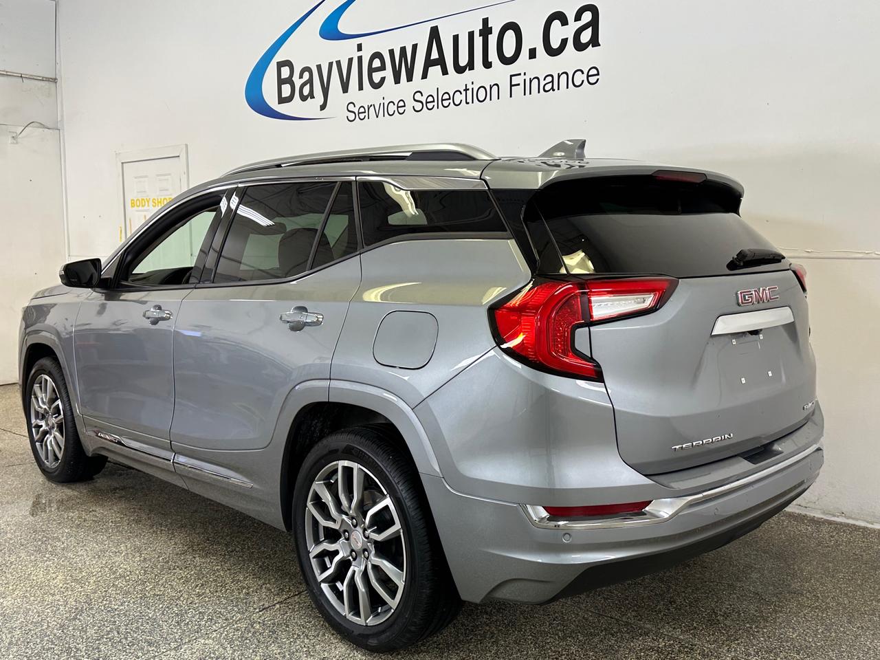2024 GMC Terrain Denali DENALI/AWD/PANOROOF/LEATHER/NAVI/30KM/OFF 1 OWNER LEASE! Photo4