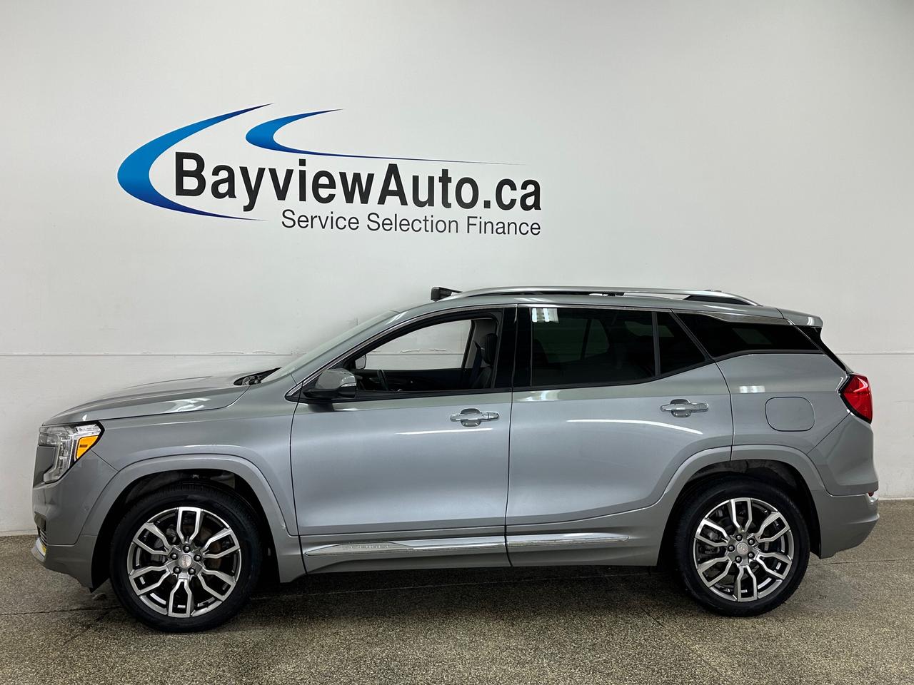 2024 GMC Terrain Denali DENALI/AWD/PANOROOF/LEATHER/NAVI/30KM/OFF 1 OWNER LEASE! Photo