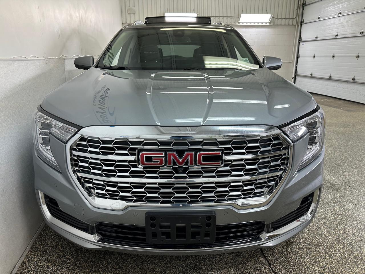 2024 GMC Terrain Denali DENALI/AWD/PANOROOF/LEATHER/NAVI/30KM/OFF 1 OWNER LEASE! Photo1