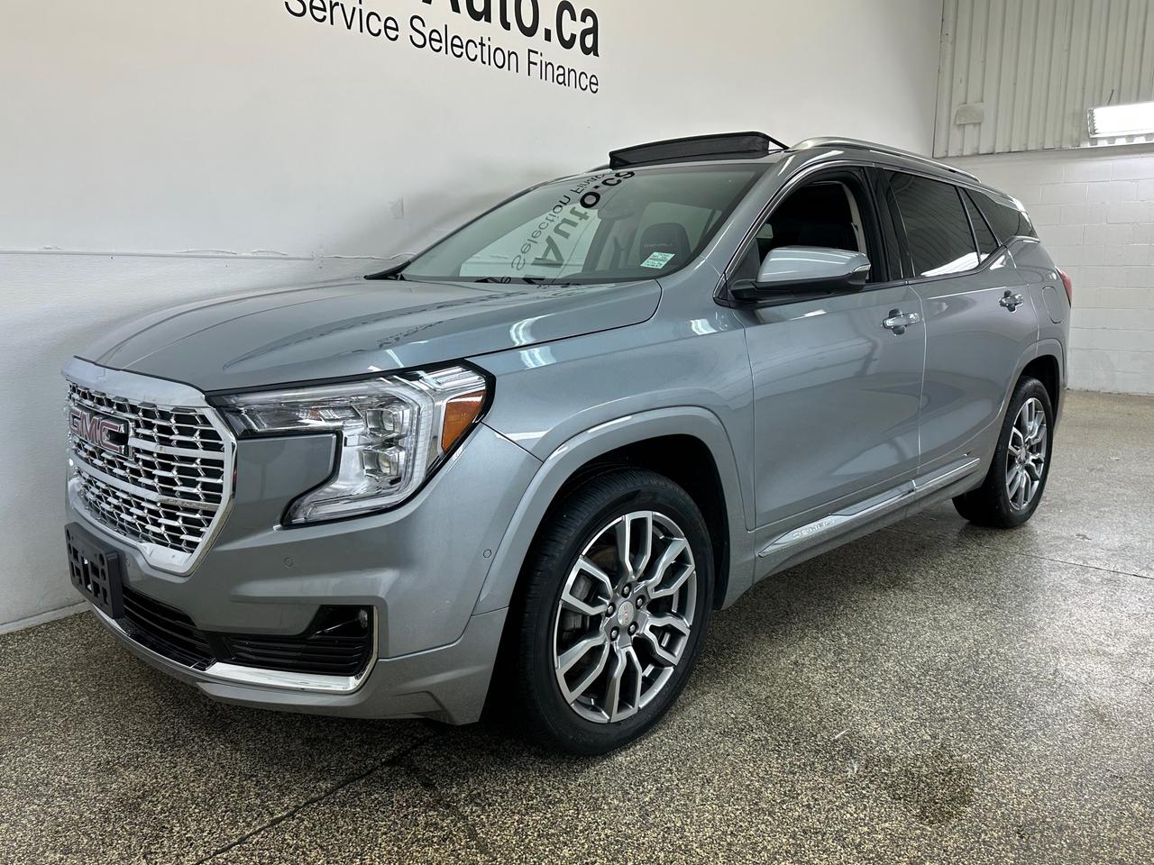 2024 GMC Terrain Denali DENALI/AWD/PANOROOF/LEATHER/NAVI/30KM/OFF 1 OWNER LEASE! Photo