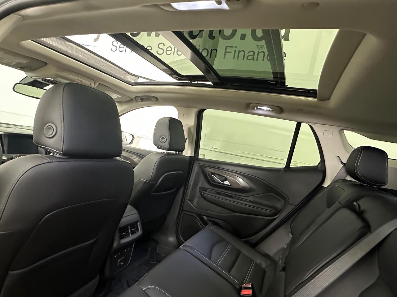 2024 GMC Terrain Denali DENALI/AWD/PANOROOF/LEATHER/NAVI/30KM/OFF 1 OWNER LEASE! Photo