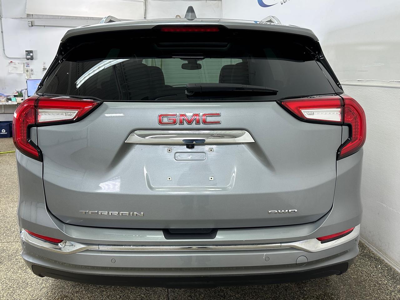 2024 GMC Terrain Denali DENALI/AWD/PANOROOF/LEATHER/NAVI/30KM/OFF 1 OWNER LEASE! Photo