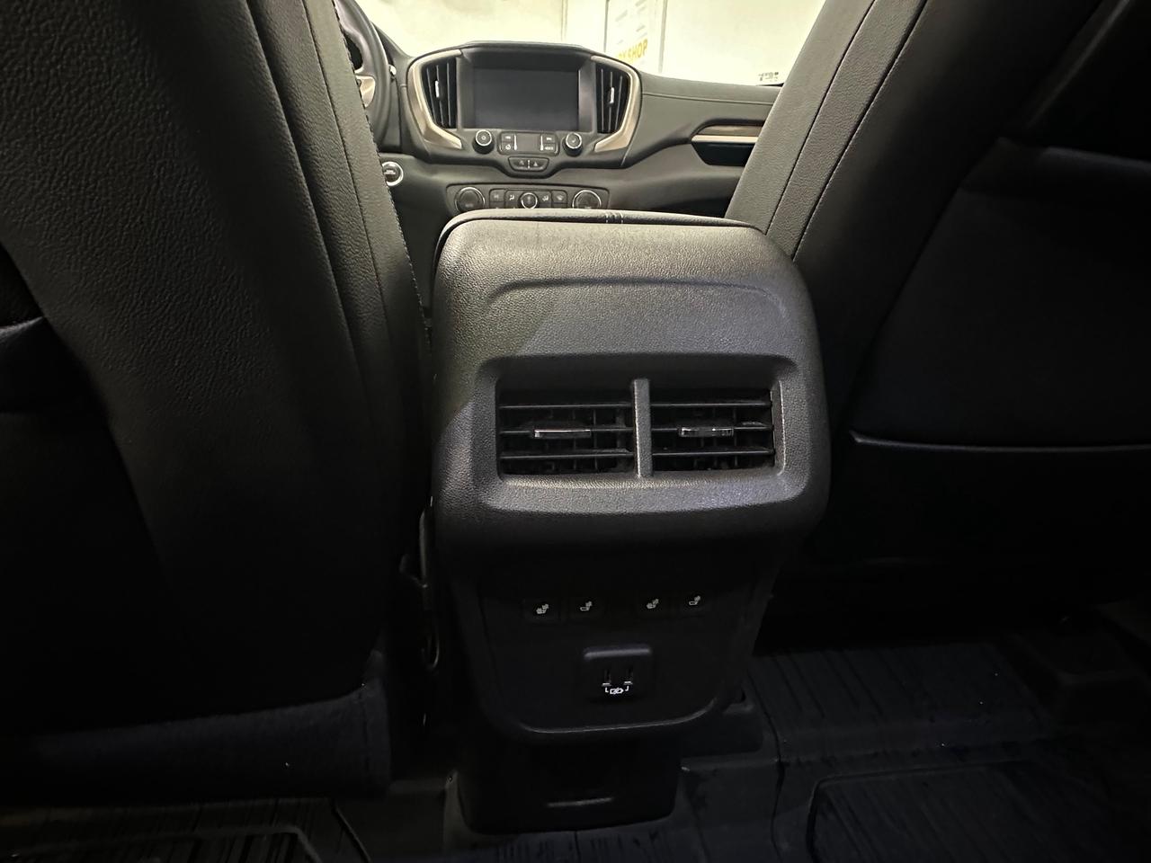 2024 GMC Terrain Denali DENALI/AWD/PANOROOF/LEATHER/NAVI/30KM/OFF 1 OWNER LEASE! Photo