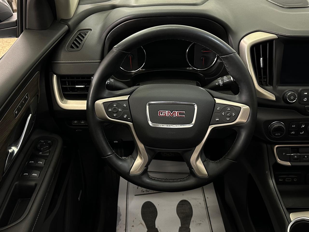 2024 GMC Terrain Denali DENALI/AWD/PANOROOF/LEATHER/NAVI/30KM/OFF 1 OWNER LEASE! Photo