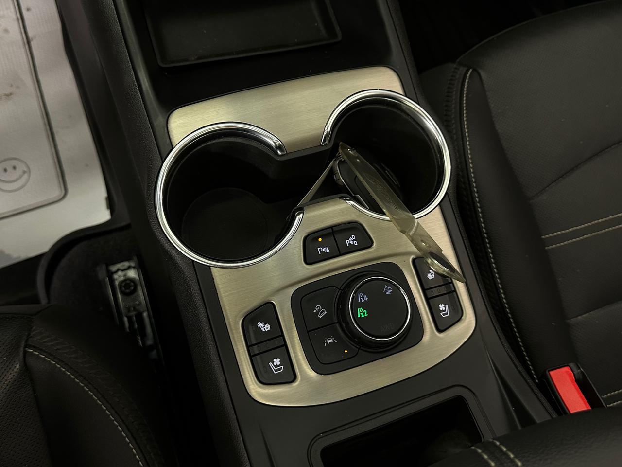 2024 GMC Terrain Denali DENALI/AWD/PANOROOF/LEATHER/NAVI/30KM/OFF 1 OWNER LEASE! Photo
