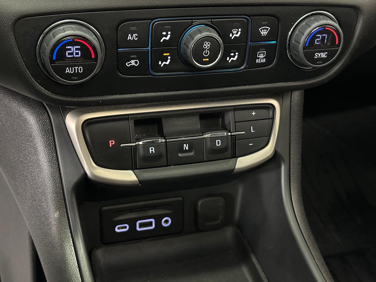 2024 GMC Terrain Denali DENALI/AWD/PANOROOF/LEATHER/NAVI/30KM/OFF 1 OWNER LEASE! Photo