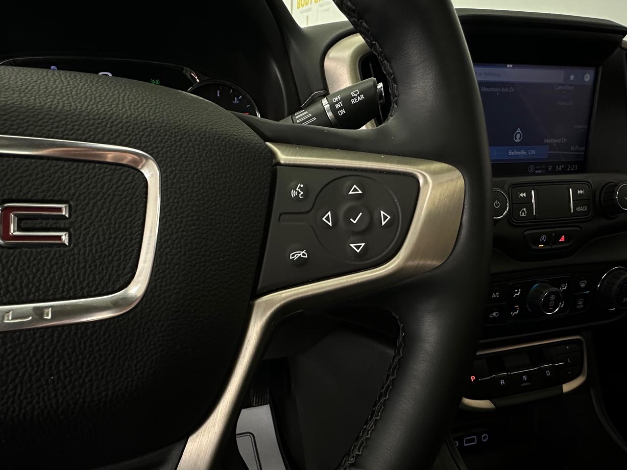 2024 GMC Terrain Denali DENALI/AWD/PANOROOF/LEATHER/NAVI/30KM/OFF 1 OWNER LEASE! Photo