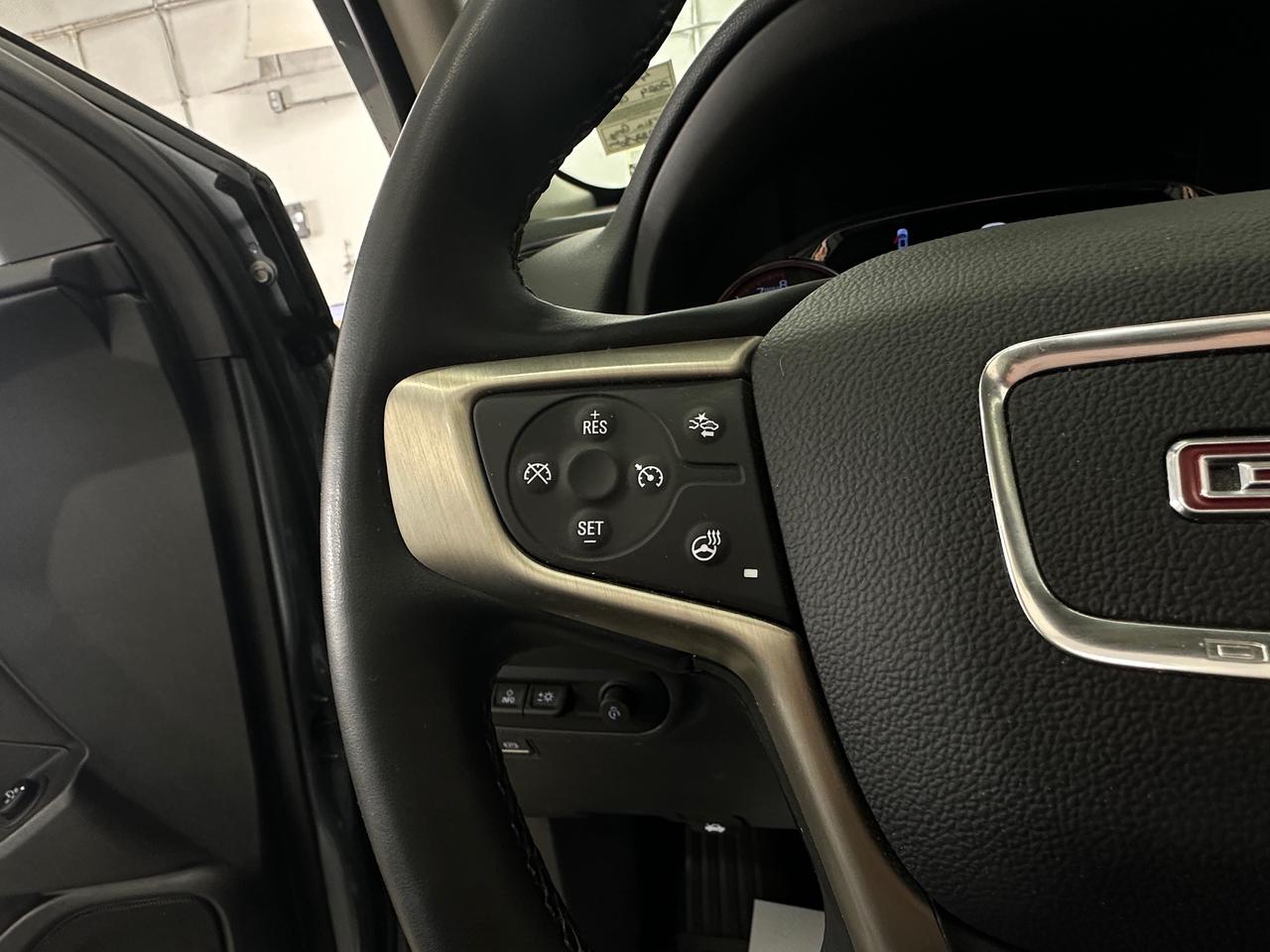 2024 GMC Terrain Denali DENALI/AWD/PANOROOF/LEATHER/NAVI/30KM/OFF 1 OWNER LEASE! Photo