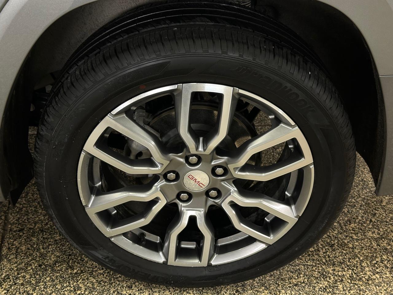 2024 GMC Terrain Denali DENALI/AWD/PANOROOF/LEATHER/NAVI/30KM/OFF 1 OWNER LEASE! Photo