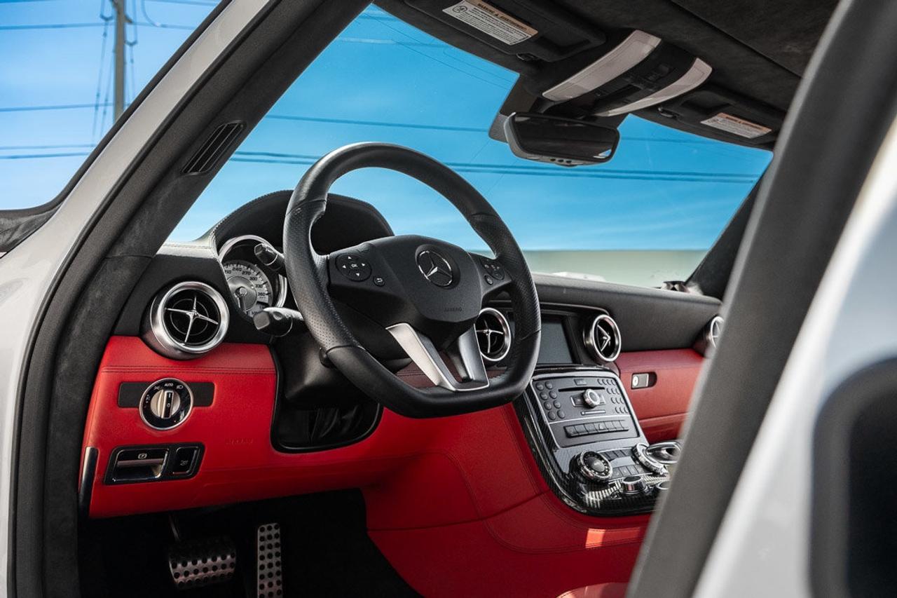 2012 Mercedes-Benz SLS AMG SLS AMG GULLWING Photo