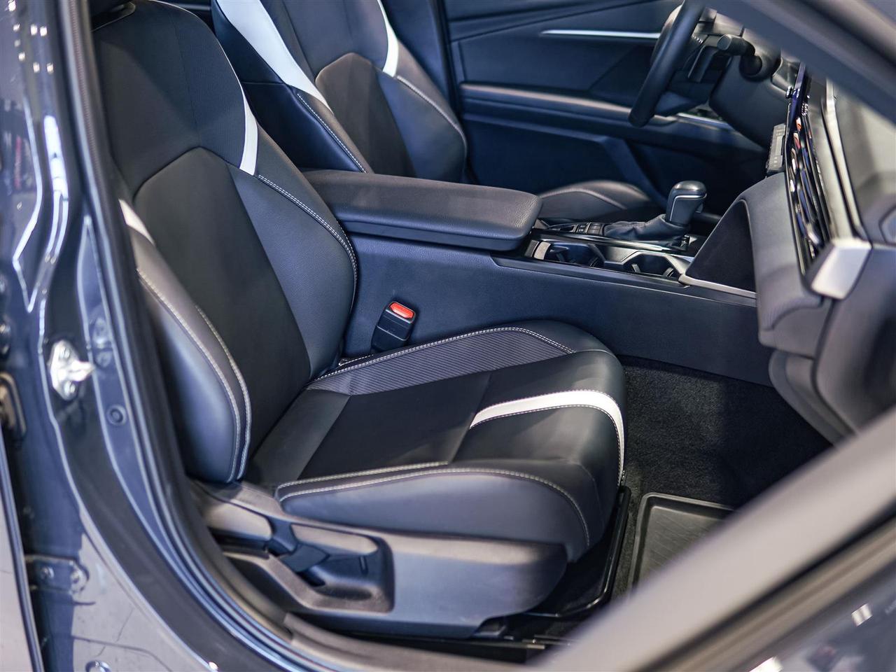 2025 Toyota Camry HYBRID SE | HYBRID | LEATHER | NO ACCIDENTS Photo