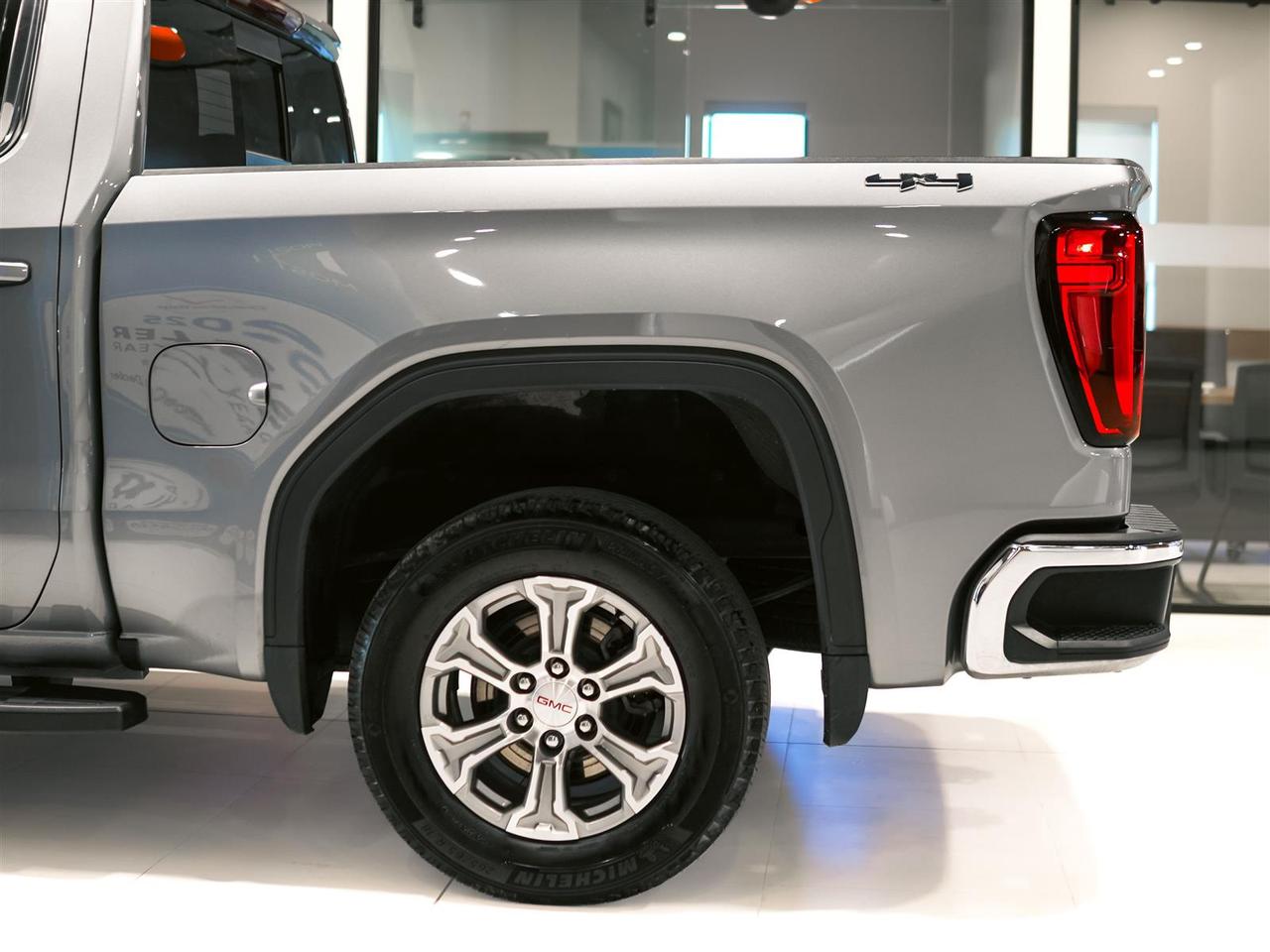 2023 GMC Sierra 1500 SLE CREW CAB 5.3L V8 4X4 | NO ACCIDENTS | 1 OWNR Photo