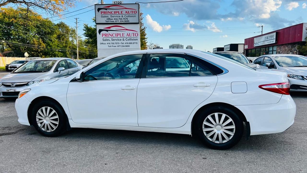 2016 Toyota Camry HYBRID LE Photo1