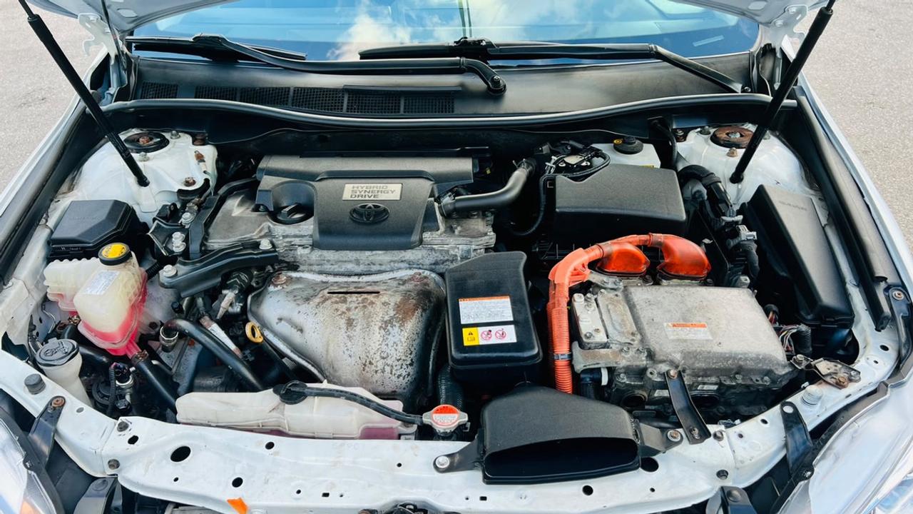 2016 Toyota Camry HYBRID LE Photo
