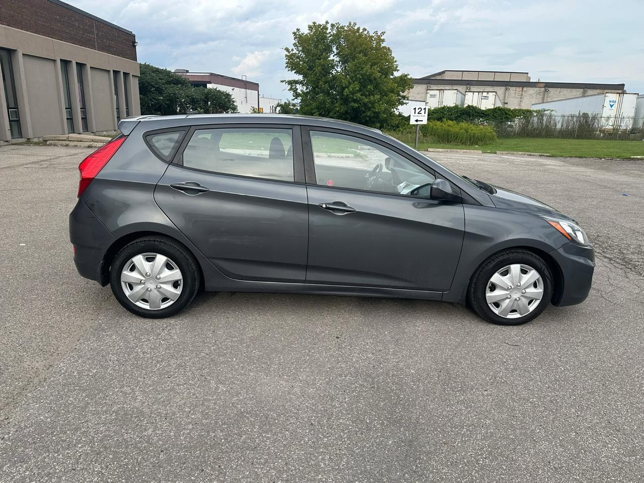 2012 Hyundai Accent GL Photo1