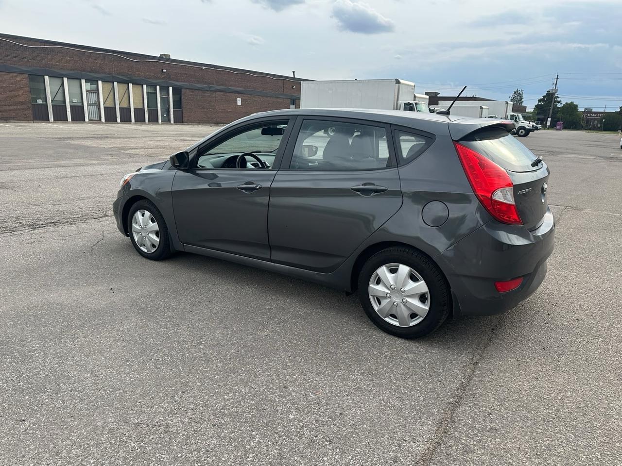 2012 Hyundai Accent GL Photo2