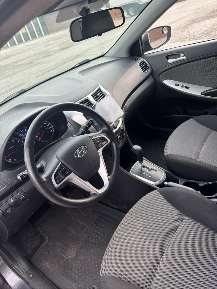 2012 Hyundai Accent GL Photo4