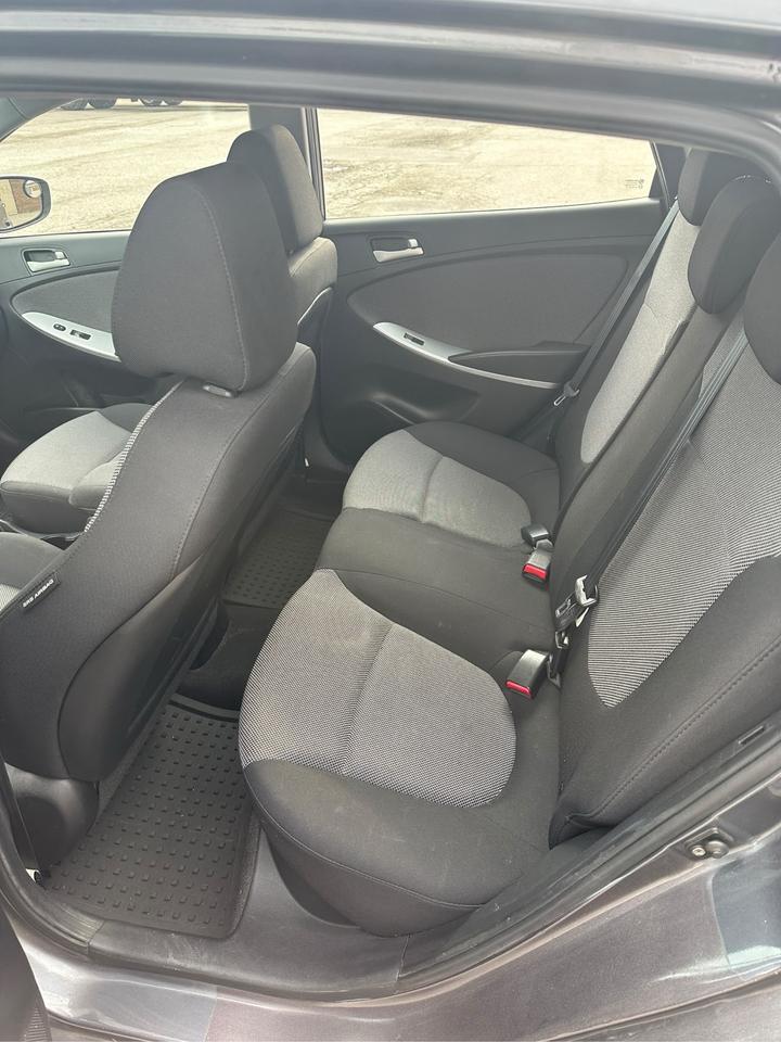 2012 Hyundai Accent GL Photo