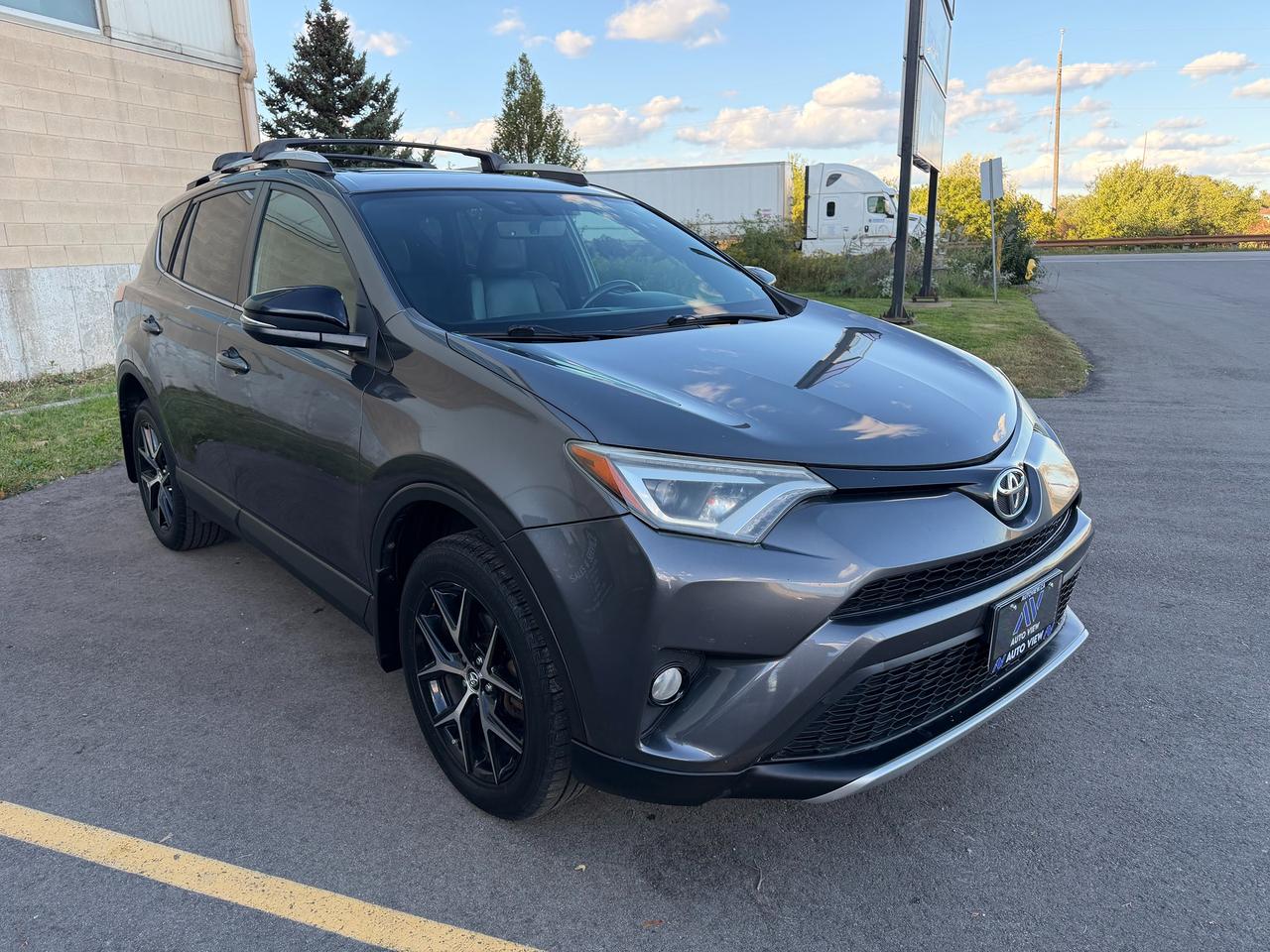 2016 Toyota RAV4 se Photo2