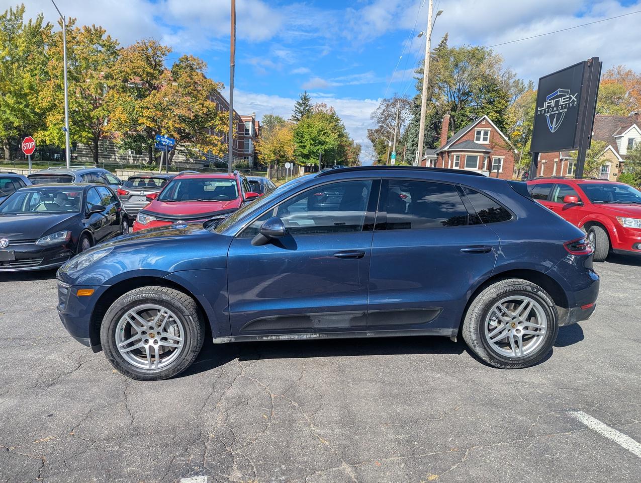 2015 Porsche Macan S Photo1