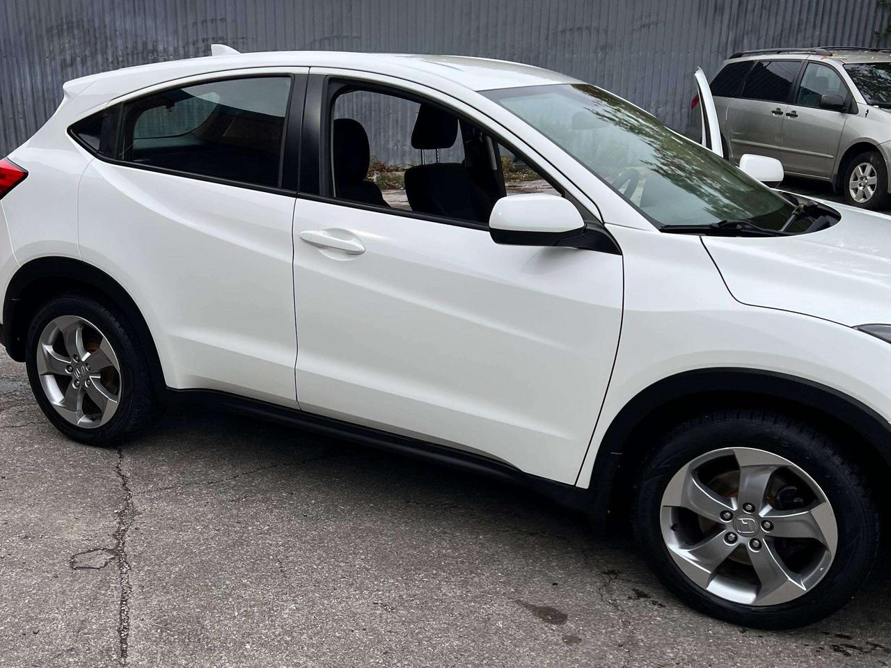 2017 Honda HR-V LX 6 SPEED MANUAL BACKUP CAMERA BLUE TOOTH Photo1