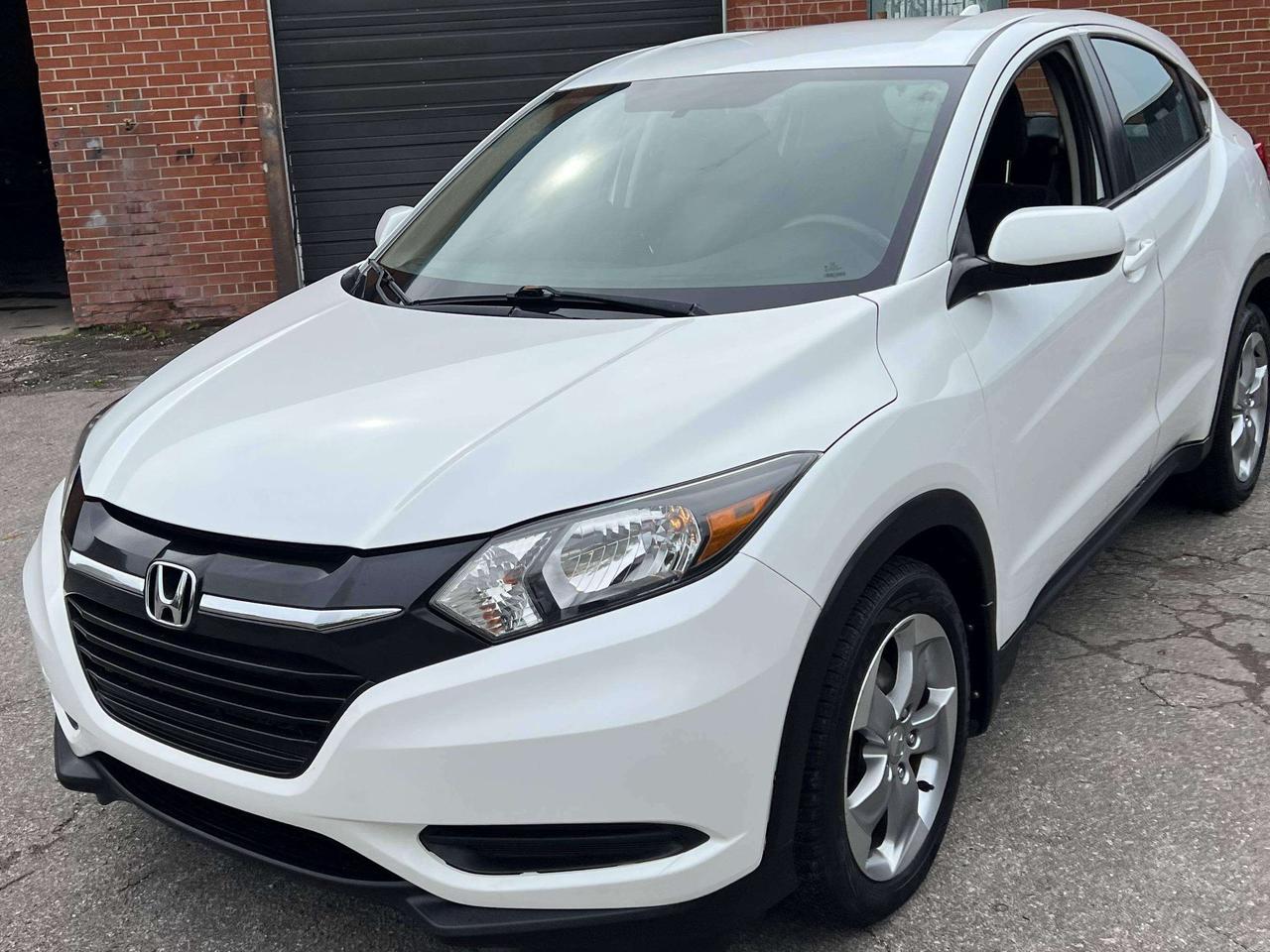 2017 Honda HR-V LX 6 SPEED MANUAL BACKUP CAMERA BLUE TOOTH Photo4