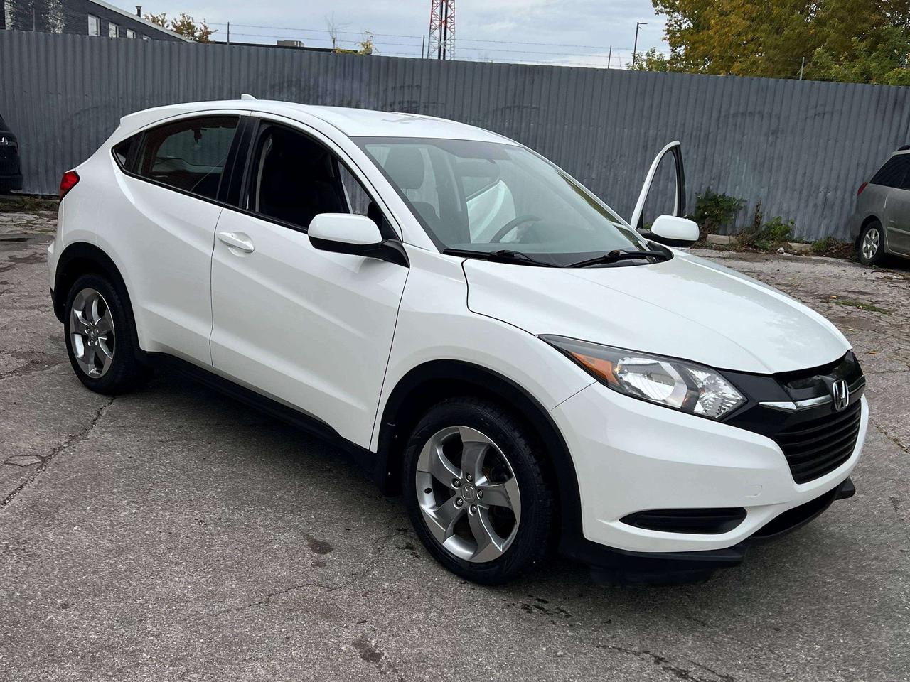 2017 Honda HR-V LX 6 SPEED MANUAL BACKUP CAMERA BLUE TOOTH Photo2