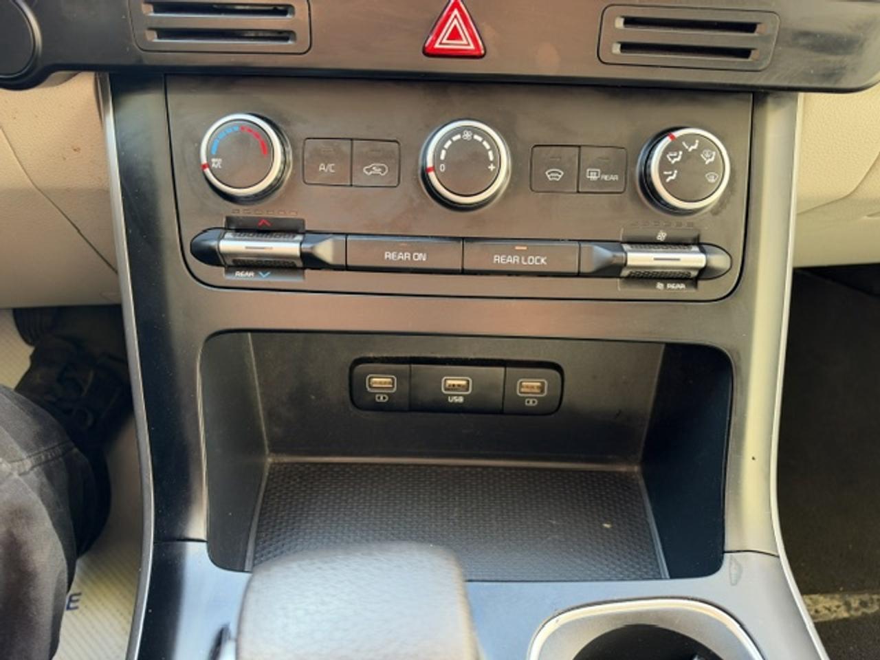 2022 Kia Carnival LX FWD Photo