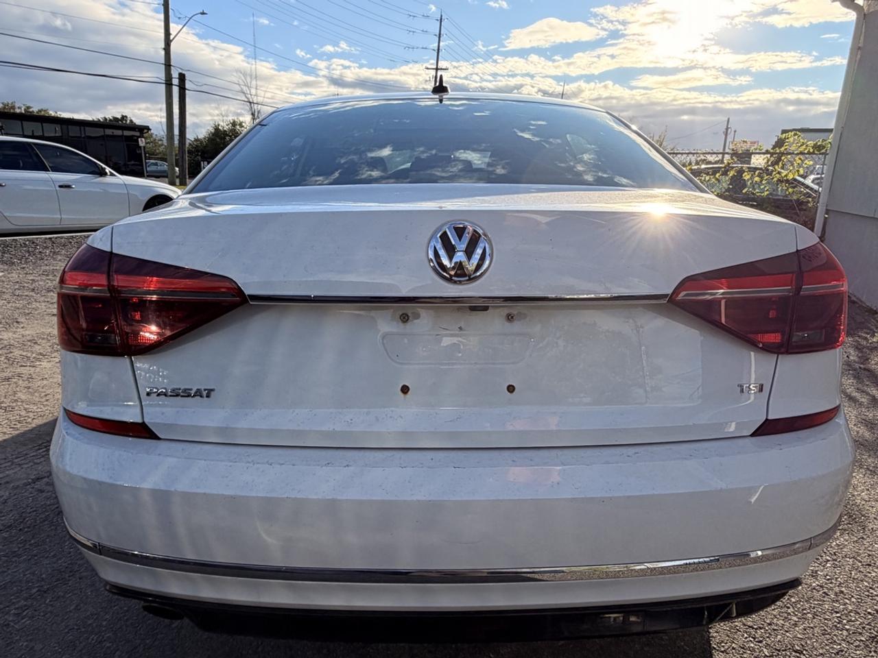 2018 Volkswagen Passat HIGHLINE Photo4