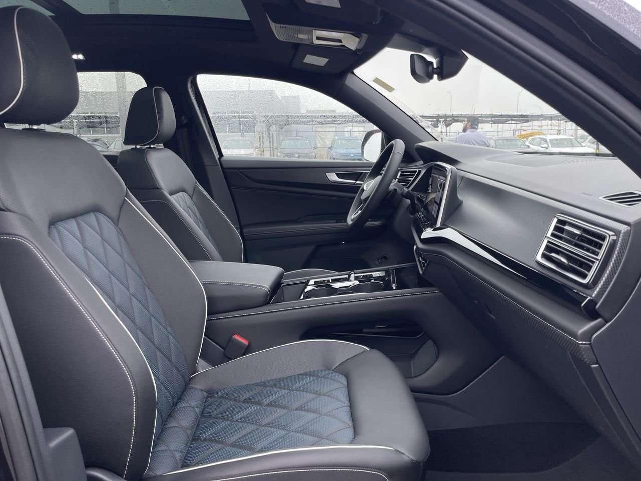 2026 Volkswagen Atlas Execline New Re-Designed 2026 Atlas  LIMITED INVENTORY  Heads-Up Display  Park Assist  21” Alloy Wheels Photo