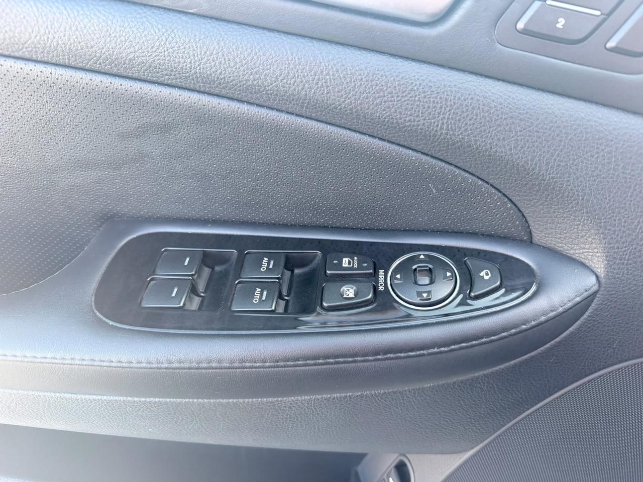 2012 Hyundai Genesis 4dr Sdn V6 w/Technology Pkg Photo
