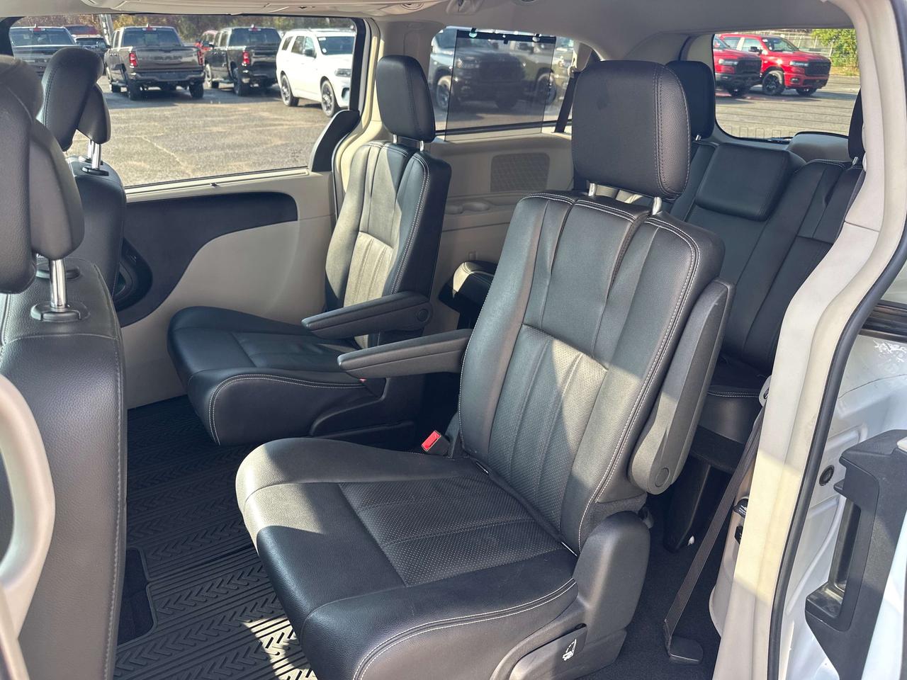 2016 Dodge Grand Caravan Crew Plus Photo
