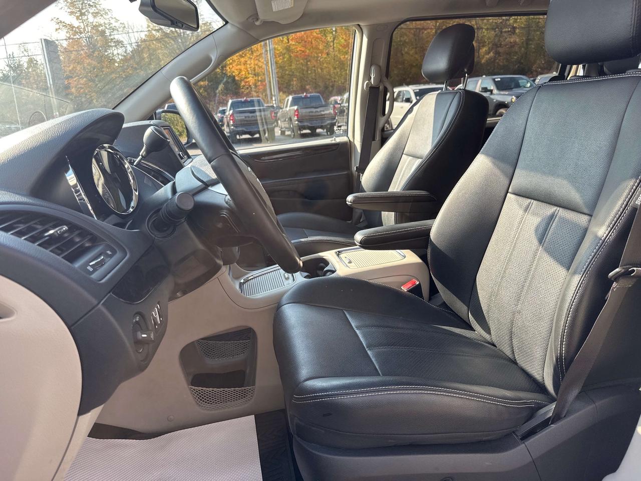 2016 Dodge Grand Caravan Crew Plus Photo