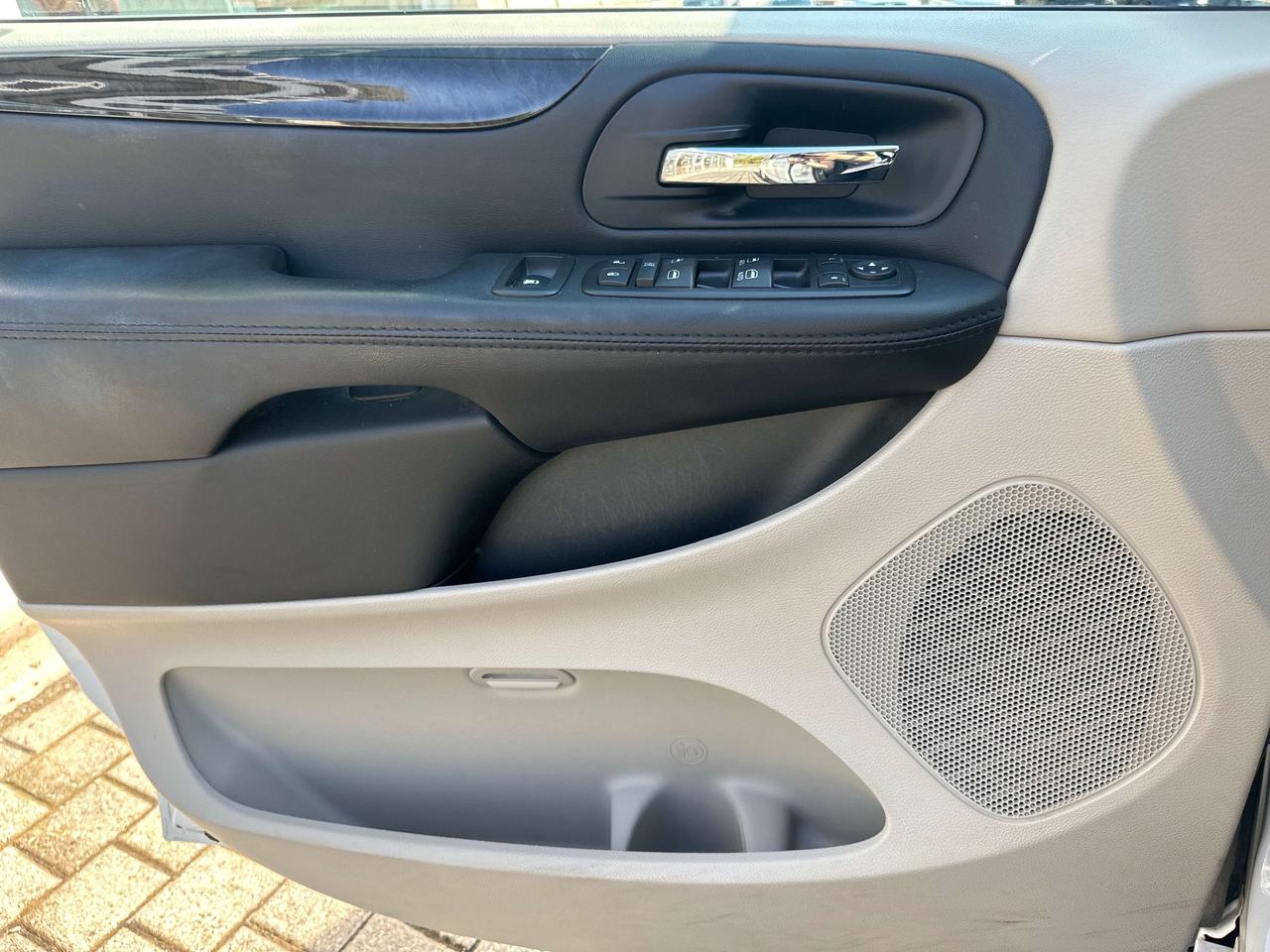 2016 Dodge Grand Caravan Crew Plus Photo