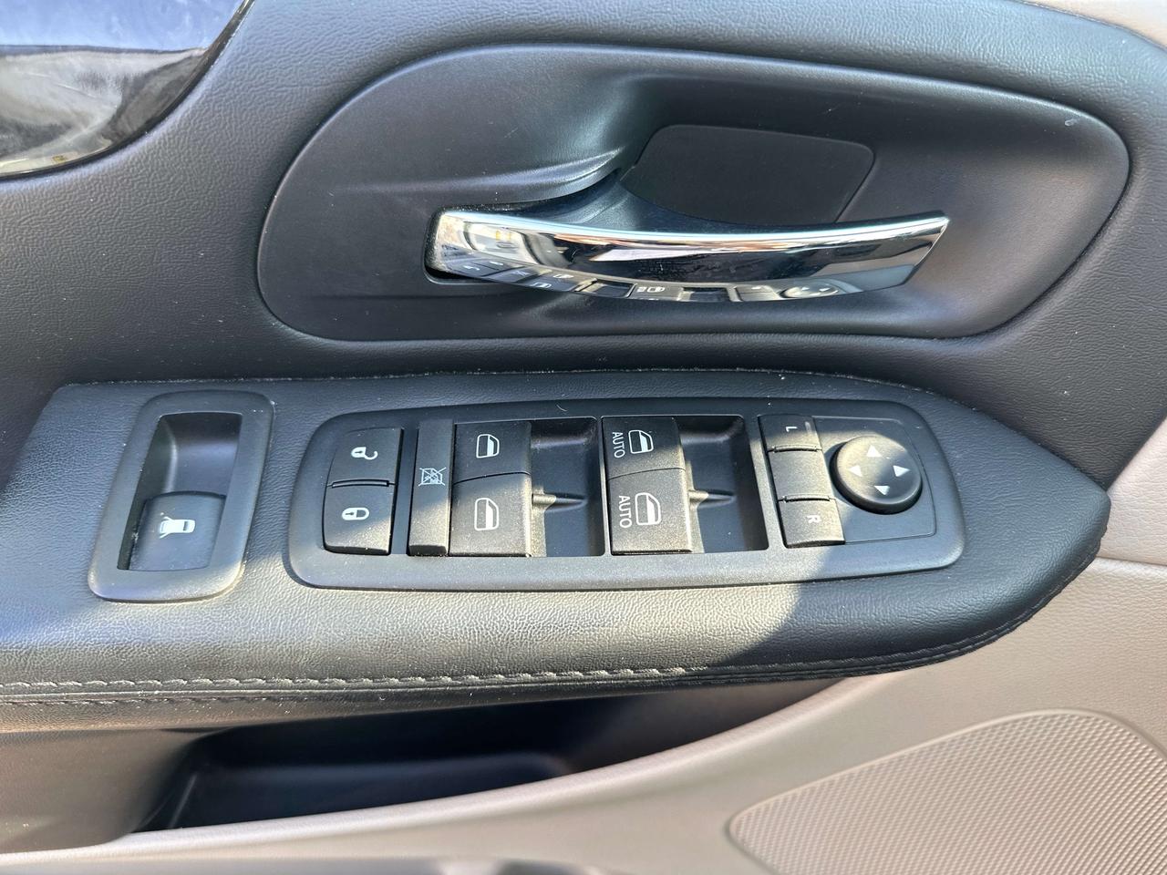 2016 Dodge Grand Caravan Crew Plus Photo