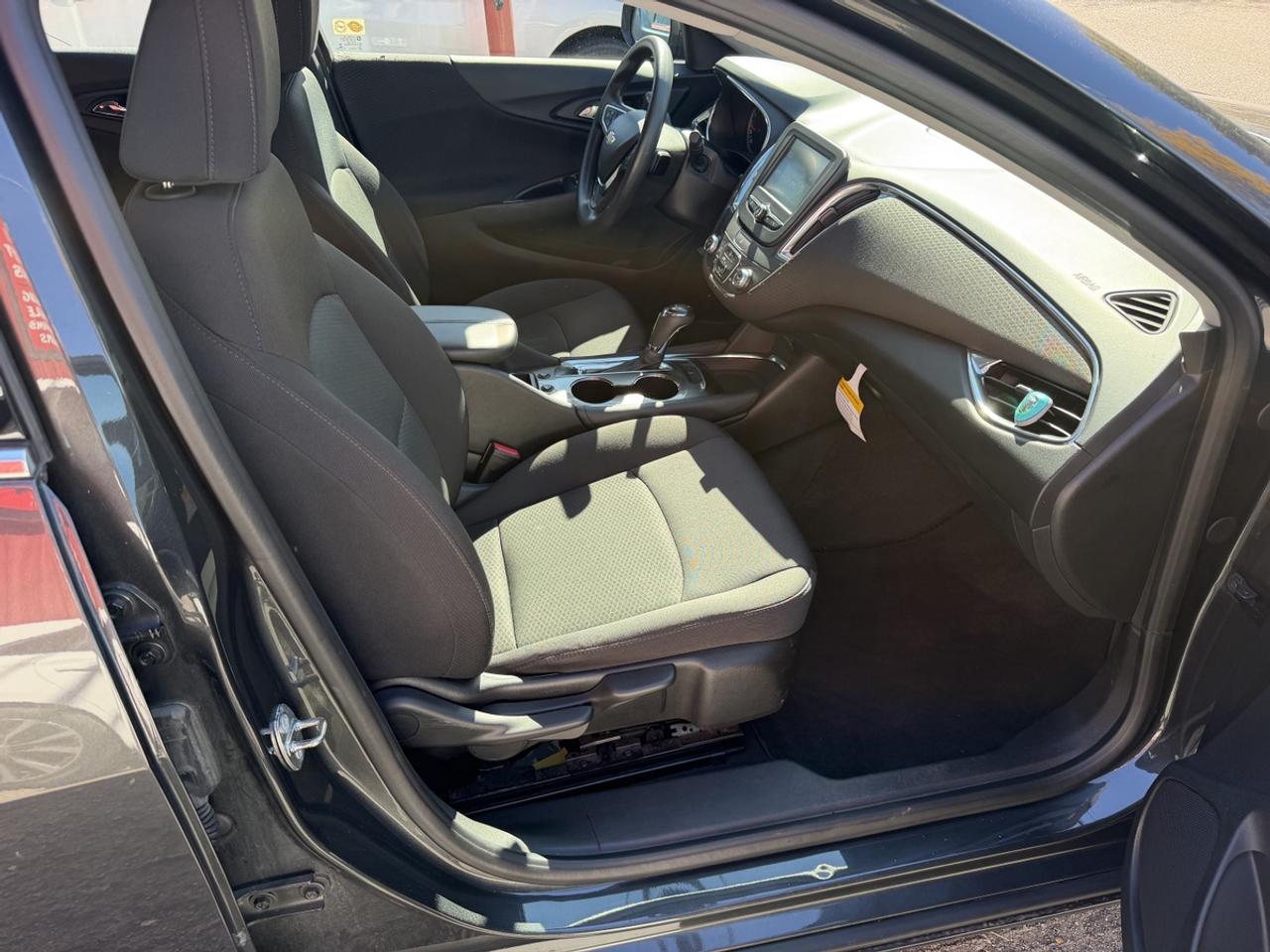 2017 Chevrolet Malibu LT Photo