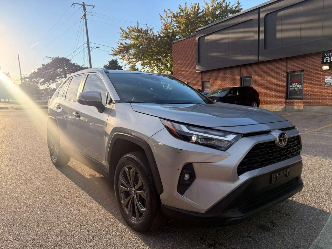 2025 Toyota RAV4 Hybrid XLE AWD PREMIUM, LEATHER, SUNROOF Photo