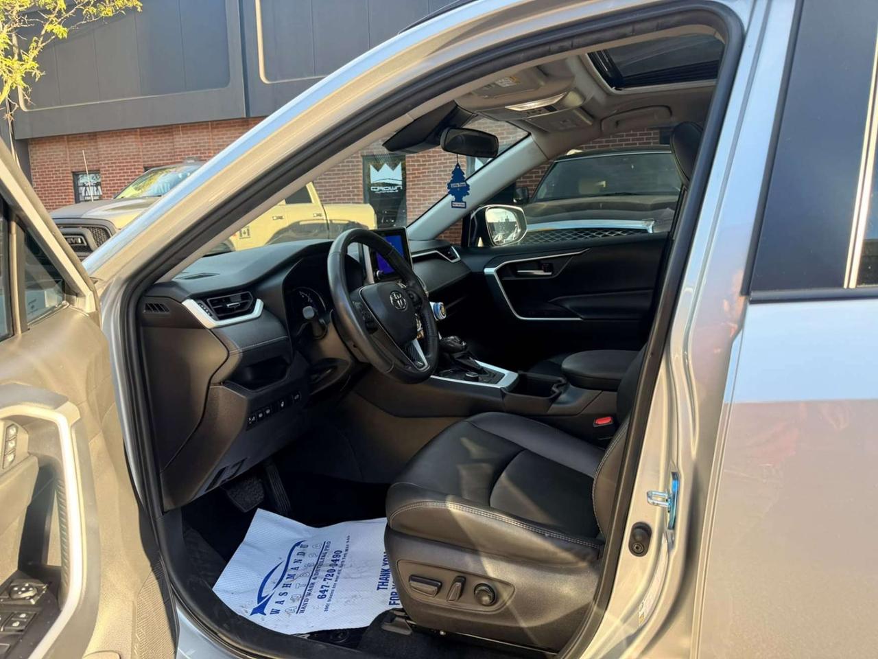 2025 Toyota RAV4 Hybrid XLE AWD PREMIUM, LEATHER, SUNROOF Photo
