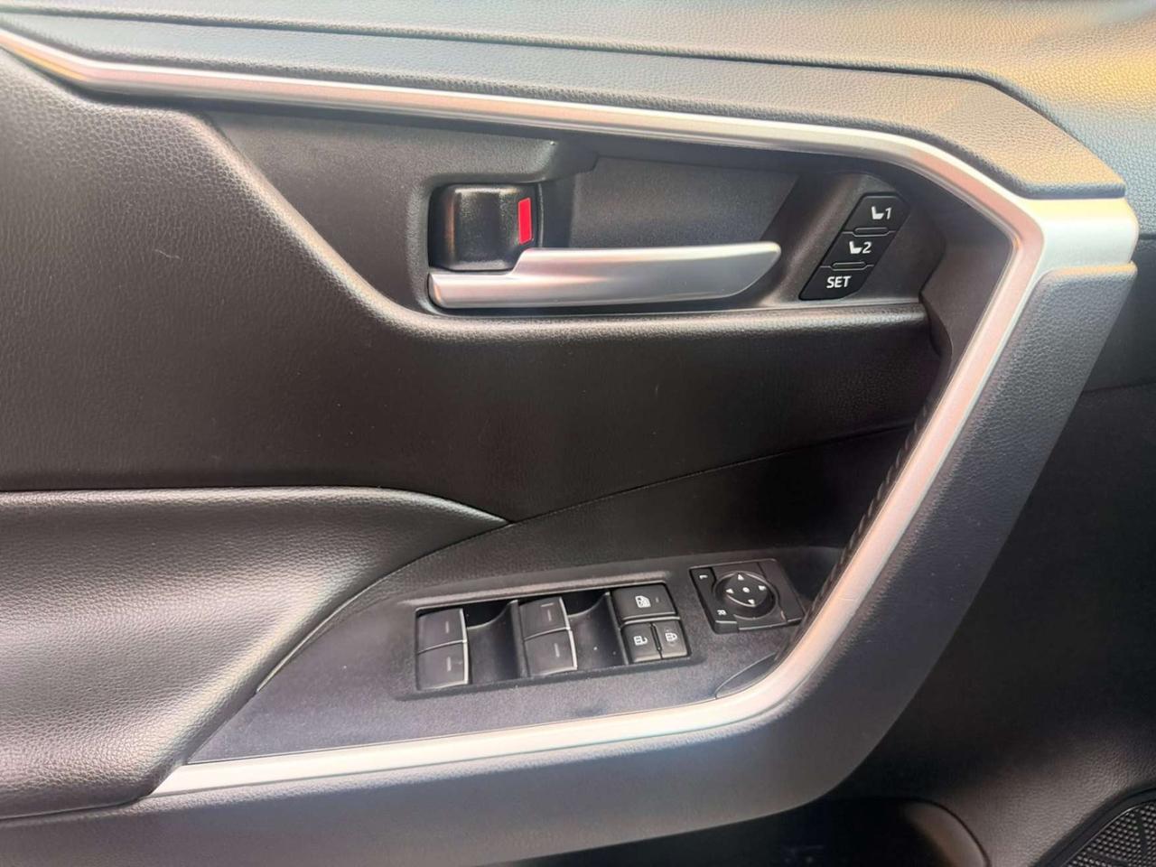 2025 Toyota RAV4 Hybrid XLE AWD PREMIUM, LEATHER, SUNROOF Photo